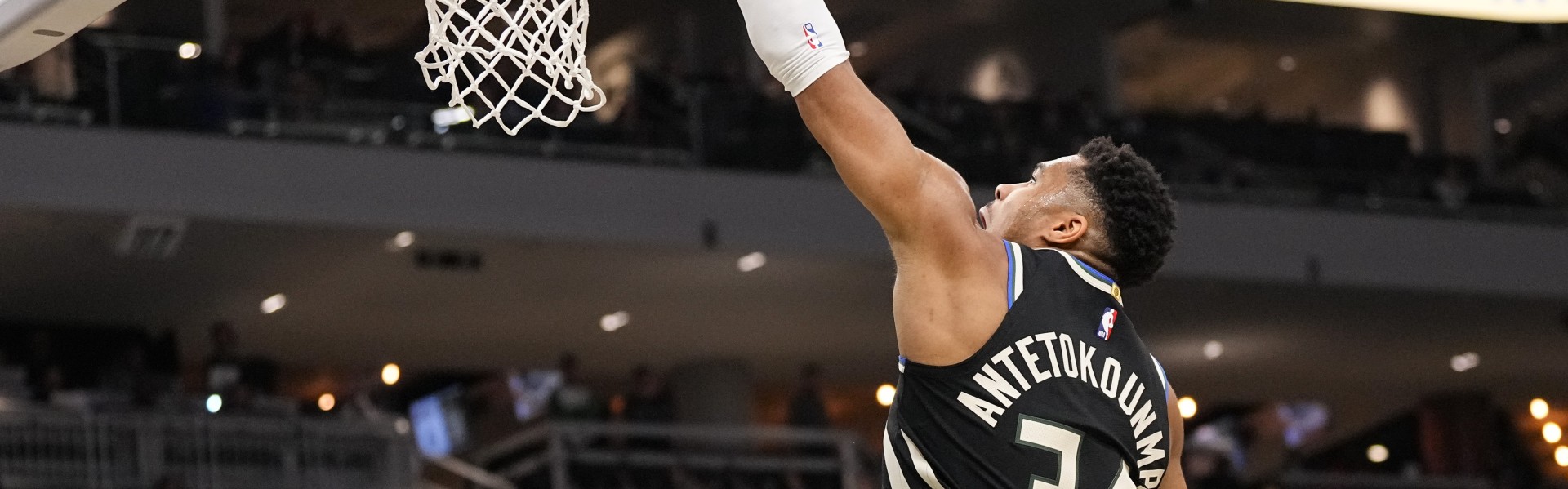 星空体育平台-根本扛不住！字母哥背打奥孔武反身爆扣&amp;冲击后者再打2+0