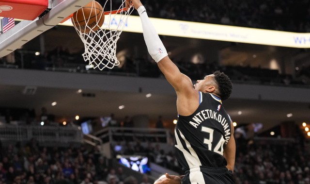 星空体育平台-根本扛不住！字母哥背打奥孔武反身爆扣&amp;冲击后者再打2+0